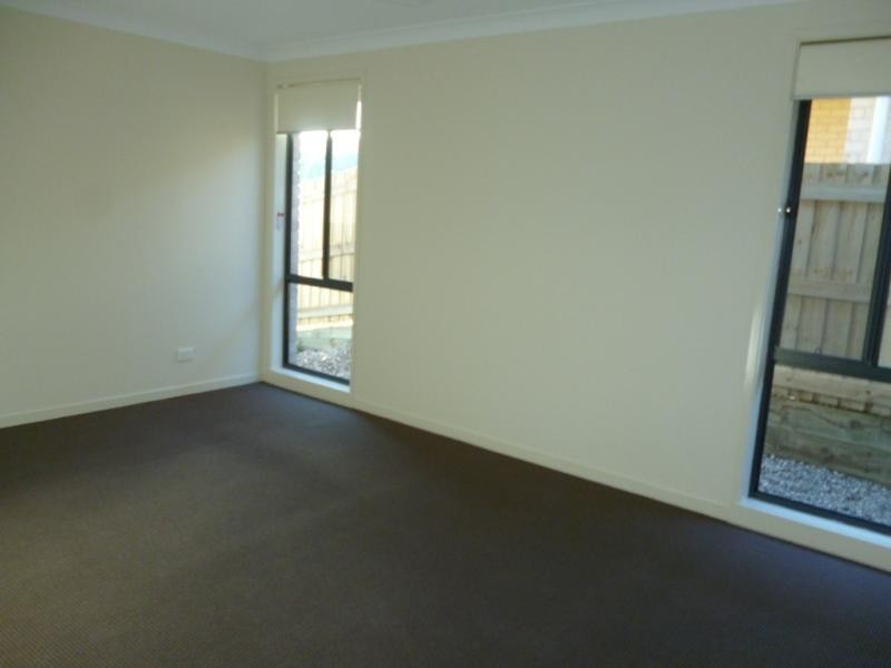 25 Blue View Tce, Glenmore Park NSW 2745