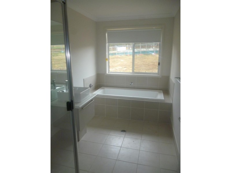 37 Manooka Dr, Currans Hill NSW 2567