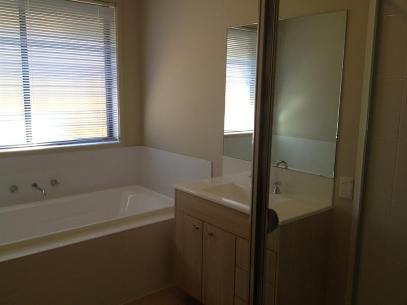 29 Ingleburn Gardens Dr, Ingleburn NSW 2565