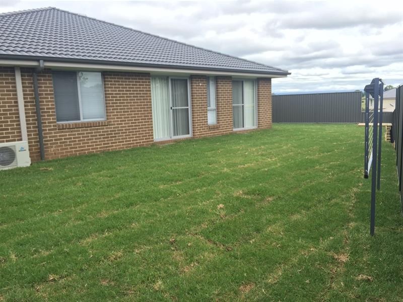 11 Pimlico Ave, Currans Hill NSW 2567