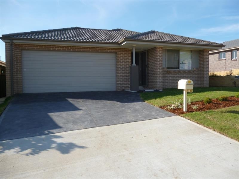 13 Domus St, Glenmore Park NSW 2745