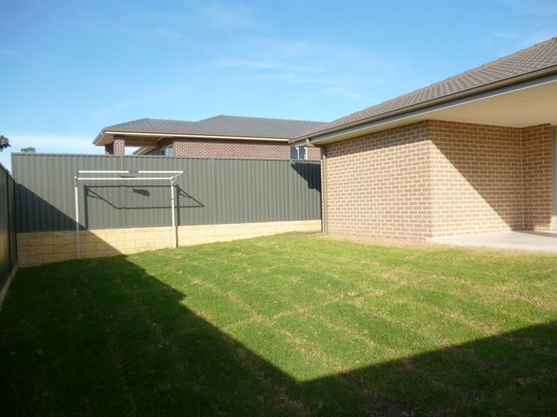 13 Domus St, Glenmore Park NSW 2745