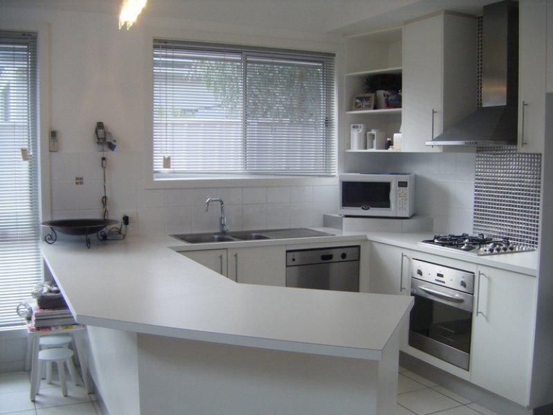 63 Kurrajong Crescent, West Albury NSW 2640