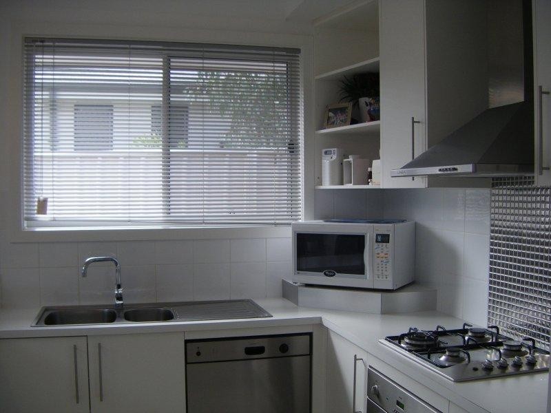 63 Kurrajong Crescent, West Albury NSW 2640