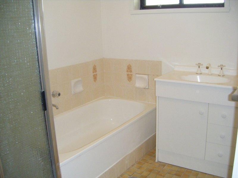 582 Prune St, Lavington NSW 2641