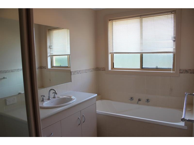 1/82 Hotham Cct, Thurgoona NSW 2640