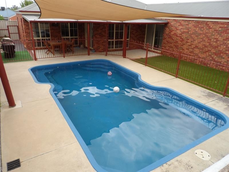 10 Dillagar Pl, Lavington NSW 2641