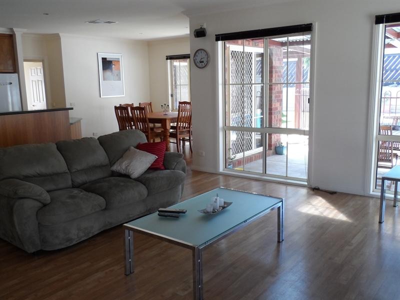 10 Dillagar Pl, Lavington NSW 2641