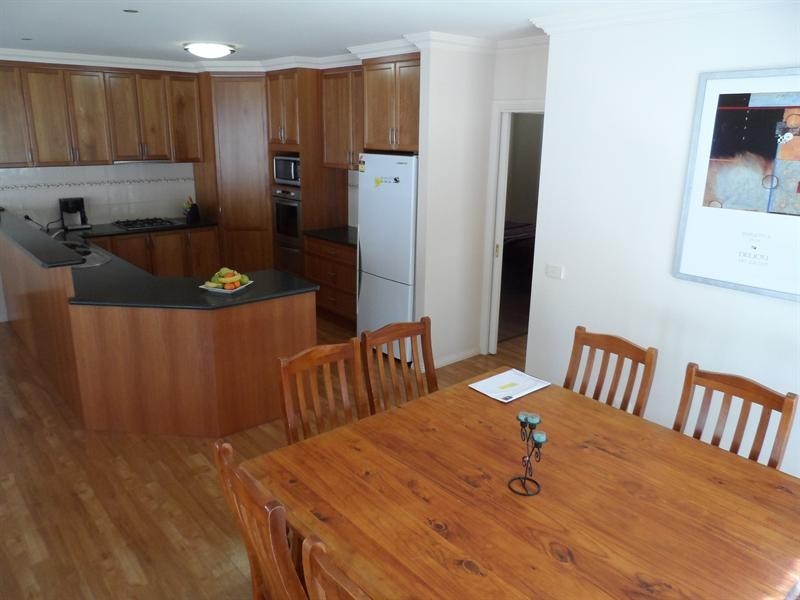 10 Dillagar Pl, Lavington NSW 2641