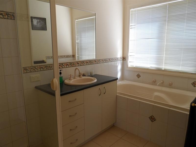 10 Dillagar Pl, Lavington NSW 2641