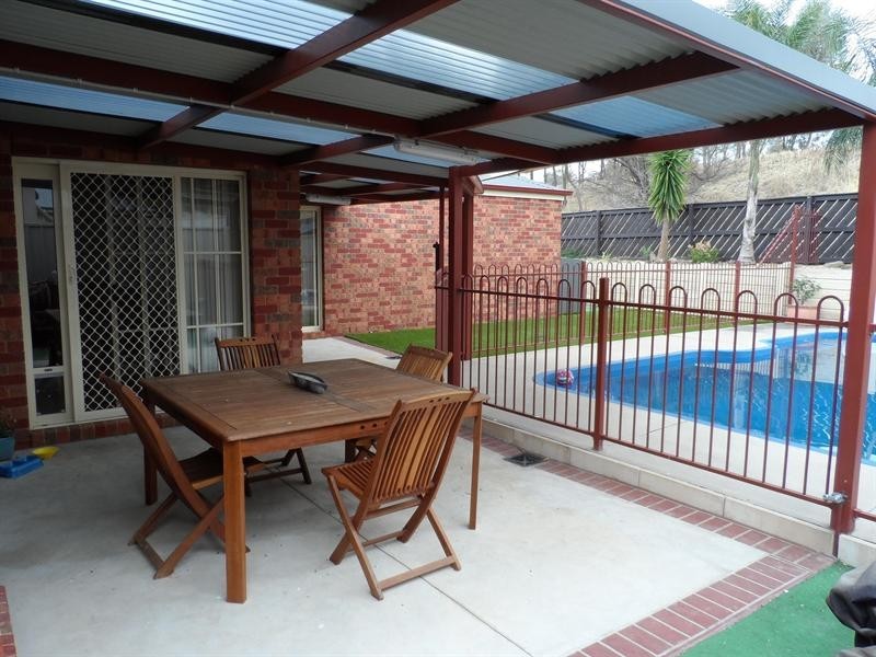 10 Dillagar Pl, Lavington NSW 2641