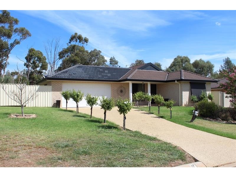 17 Dunne  Cres, Thurgoona NSW 2640