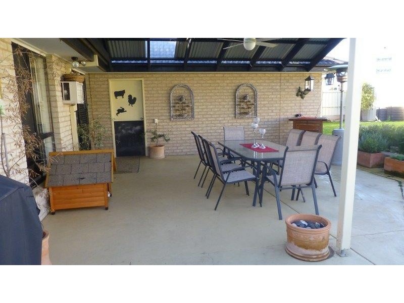 17 Dunne  Cres, Thurgoona NSW 2640