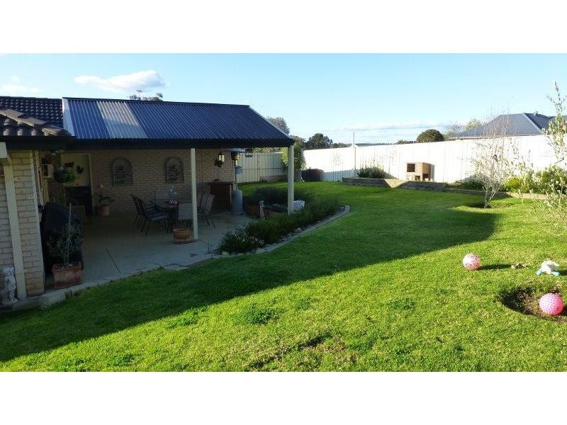 17 Dunne  Cres, Thurgoona NSW 2640