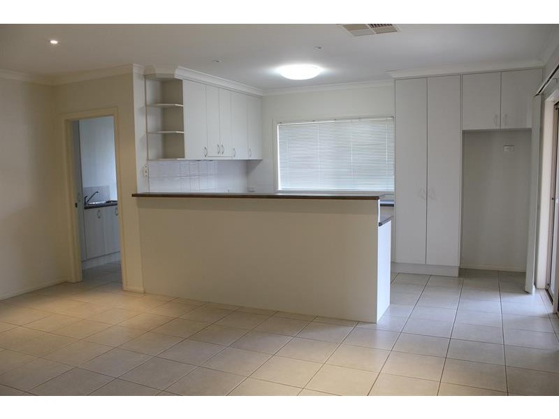 2/385 Nowland Avenue, Lavington NSW 2641