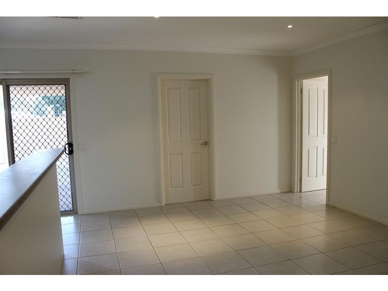 2/385 Nowland Avenue, Lavington NSW 2641