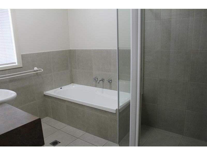 2/385 Nowland Avenue, Lavington NSW 2641