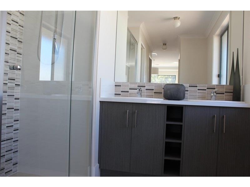 50 Fairway Gardens Rd, Thurgoona NSW 2640