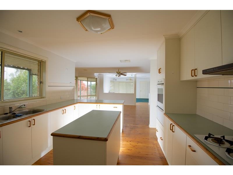 19 Janette Ct, Lavington NSW 2641
