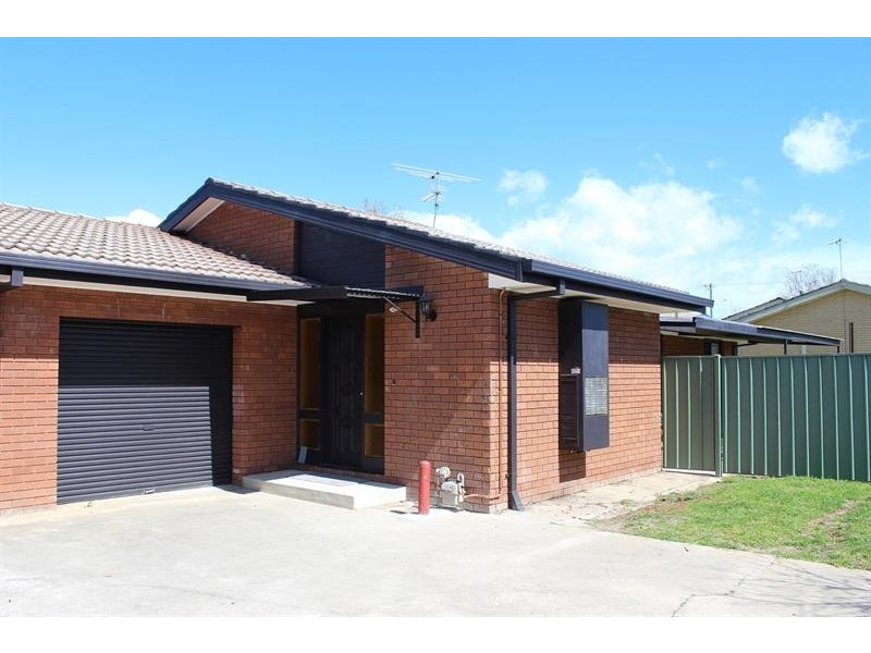 2/399 Parnall  St, Lavington NSW 2641
