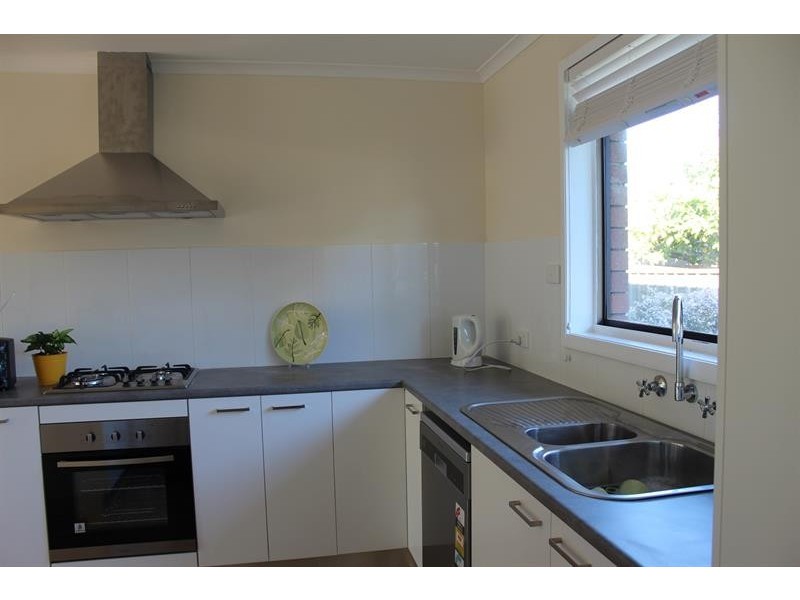 2/399 Parnall  St, Lavington NSW 2641