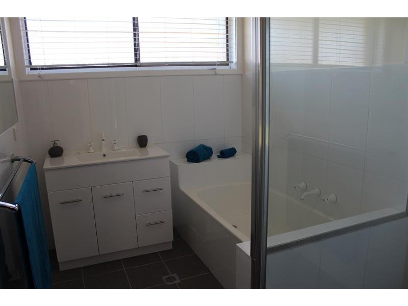 2/399 Parnall  St, Lavington NSW 2641