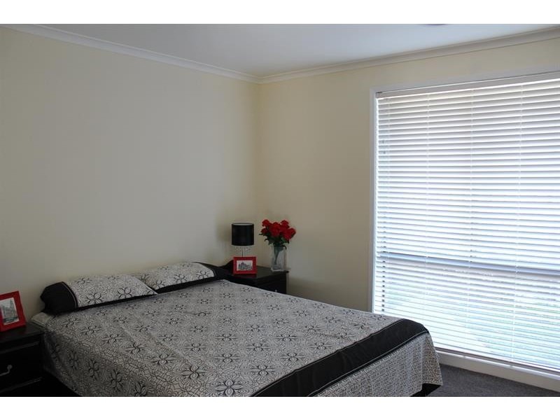 2/399 Parnall  St, Lavington NSW 2641
