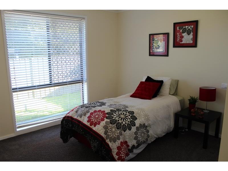 2/399 Parnall  St, Lavington NSW 2641