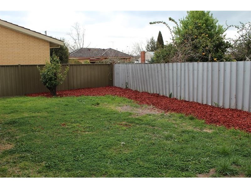 2/399 Parnall  St, Lavington NSW 2641