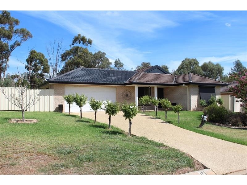 17 Dunne Cres, Thurgoona NSW 2640