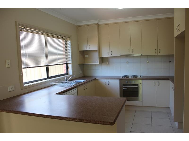 2/547 Hague St, Lavington NSW 2641
