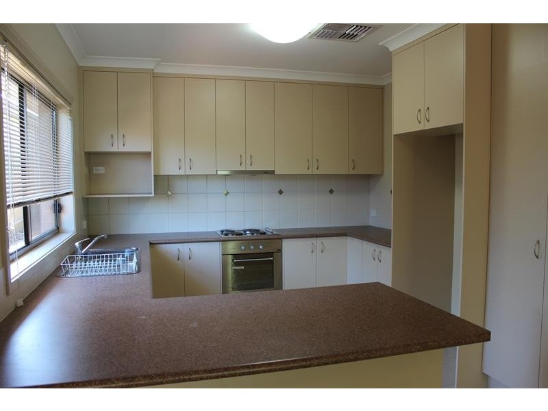 2/547 Hague St, Lavington NSW 2641