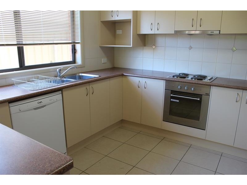 2/547 Hague St, Lavington NSW 2641