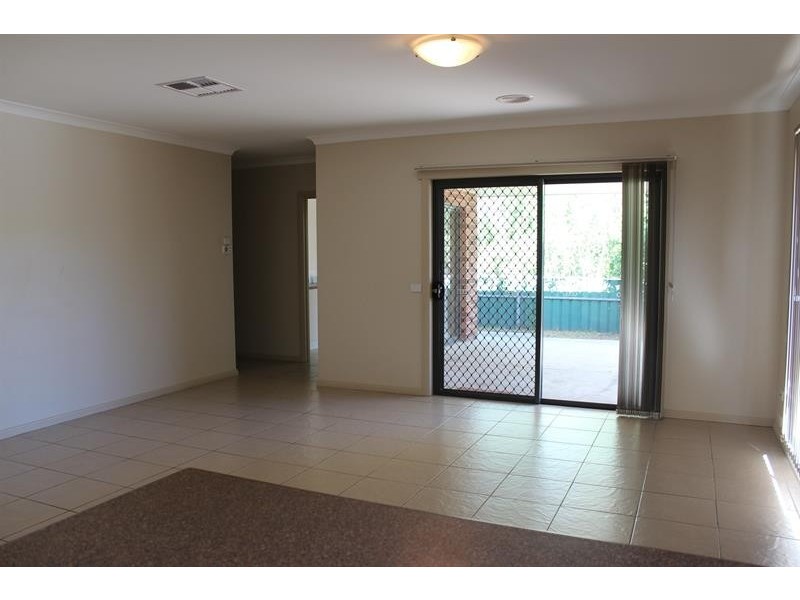 2/547 Hague St, Lavington NSW 2641