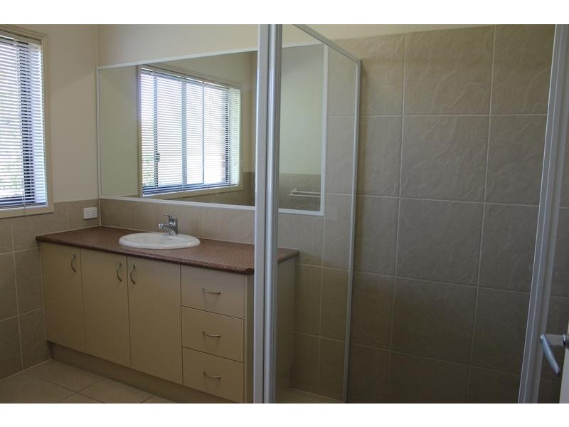 2/547 Hague St, Lavington NSW 2641