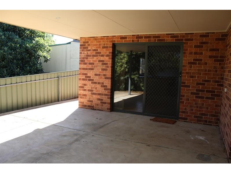 2/547 Hague St, Lavington NSW 2641
