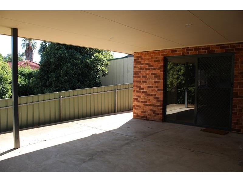 2/547 Hague St, Lavington NSW 2641