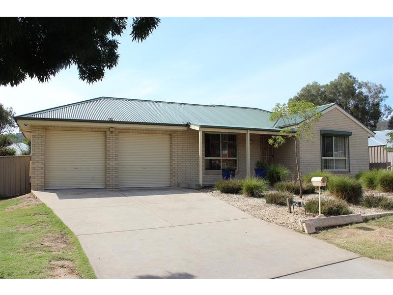 15 Kurrajong Cres, West Albury NSW 2640