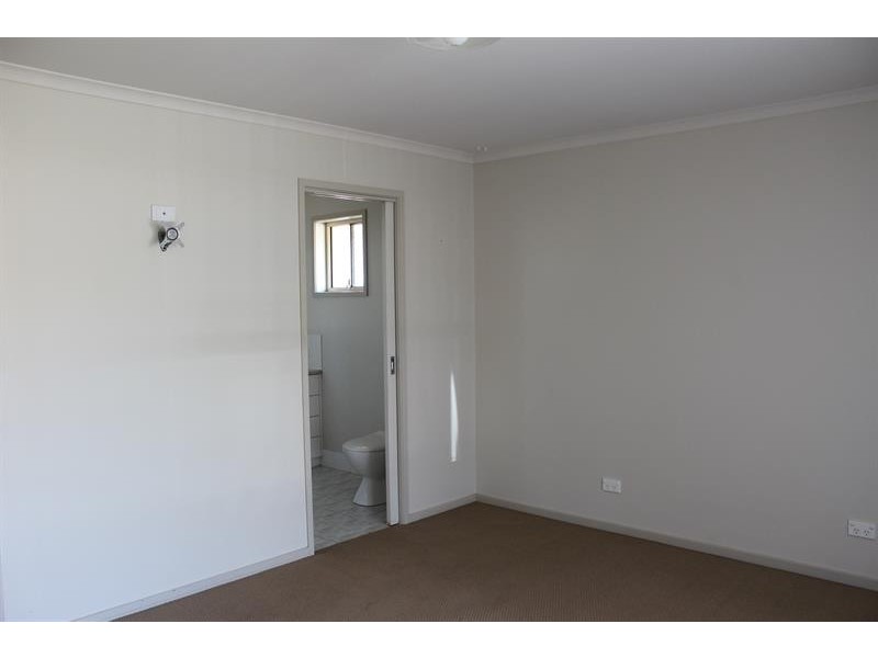 15 Kurrajong Cres, West Albury NSW 2640