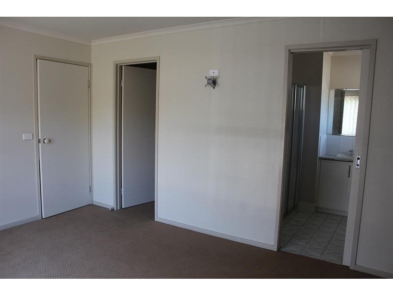 15 Kurrajong Cres, West Albury NSW 2640