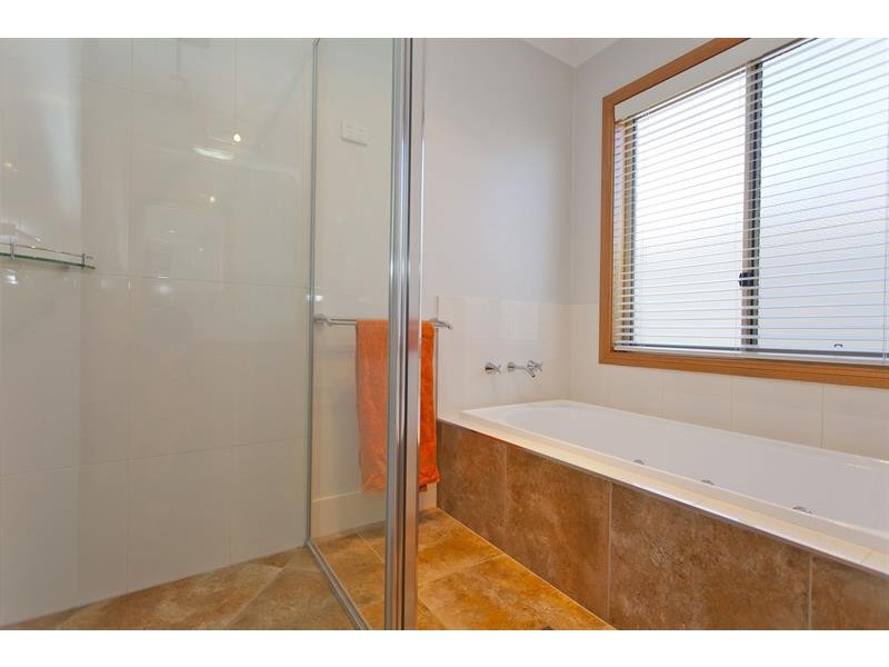 57 Fairway Gardens Rd, Thurgoona NSW 2640