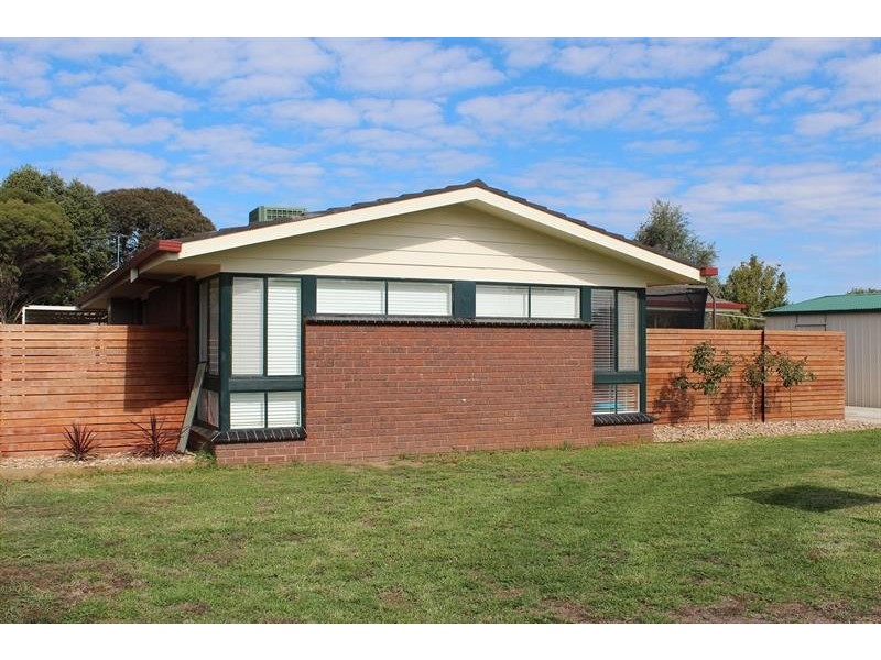 74 James Cook Ave, Howlong NSW 2643