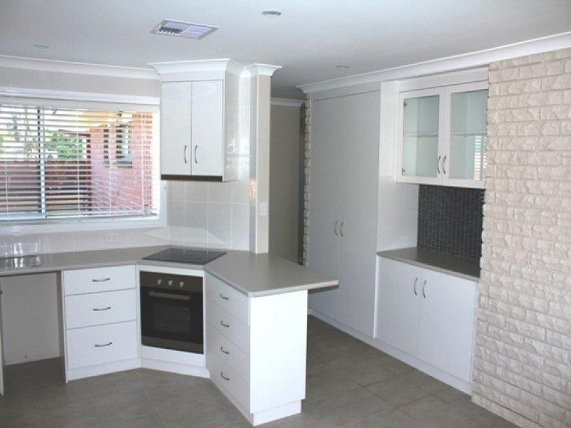 74 James Cook Ave, Howlong NSW 2643