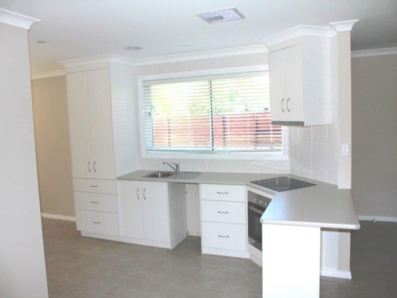 74 James Cook Ave, Howlong NSW 2643