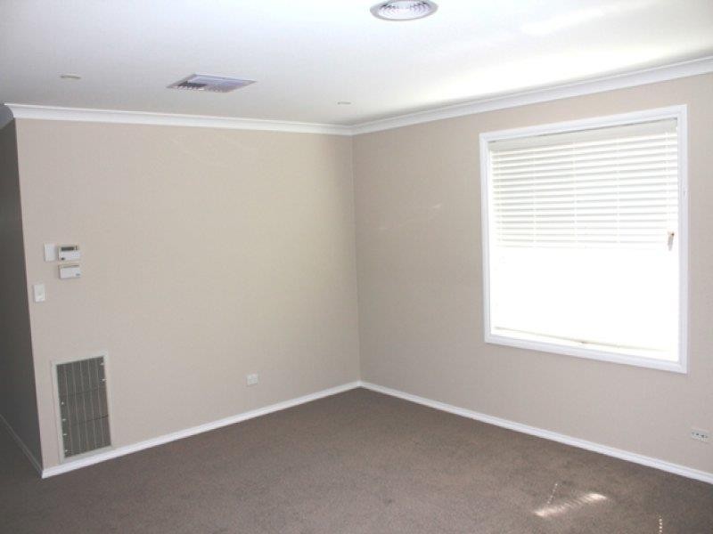 74 James Cook Ave, Howlong NSW 2643