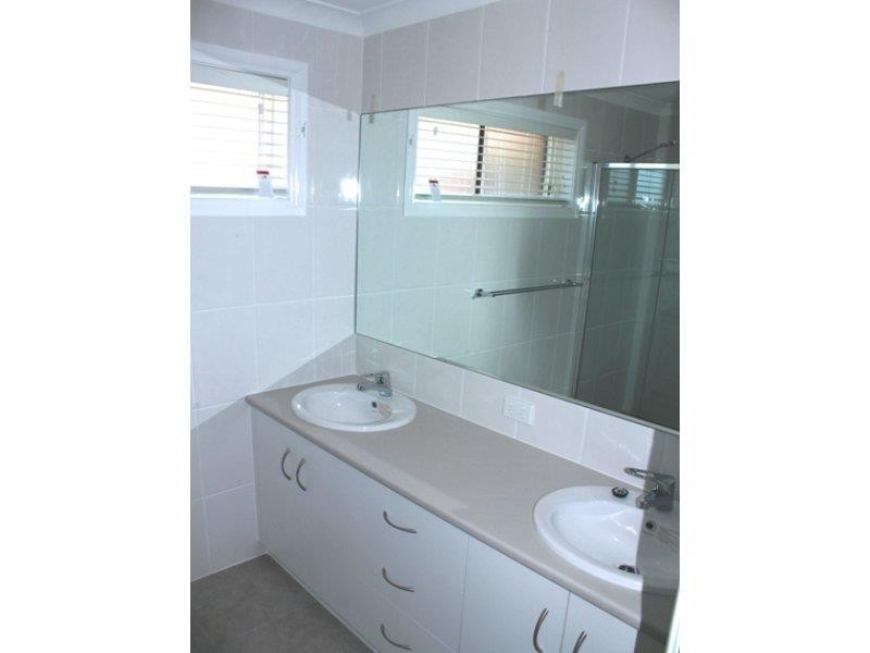 74 James Cook Ave, Howlong NSW 2643