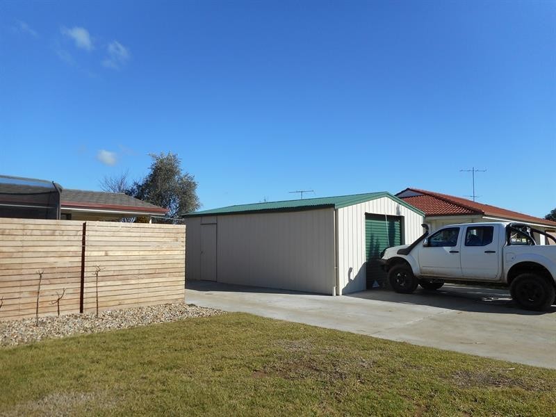 74 James Cook Ave, Howlong NSW 2643