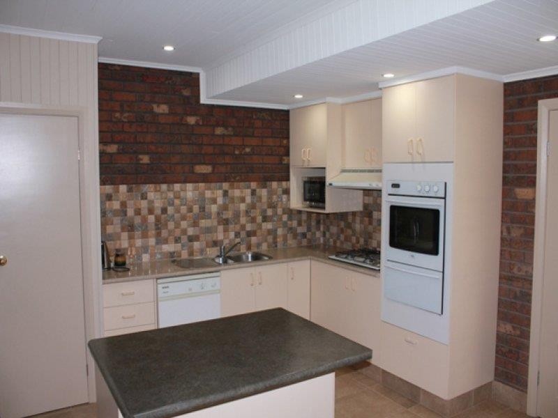 162 Hoddle St, Howlong NSW 2643