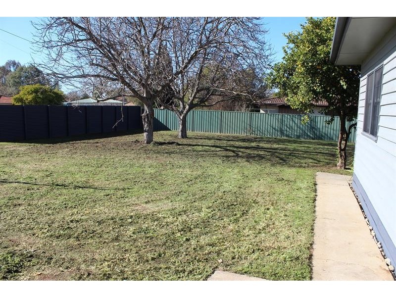 2 Hawkins St, Howlong NSW 2643