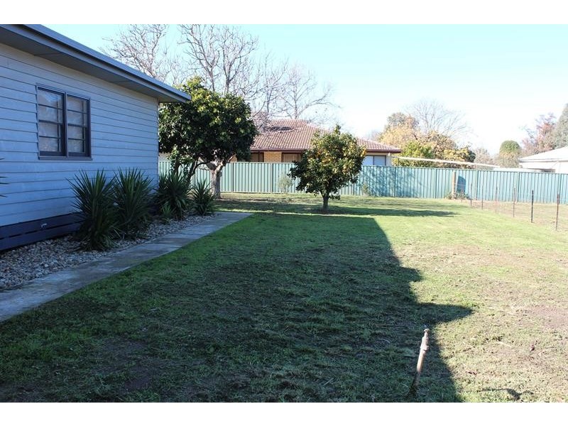 2 Hawkins St, Howlong NSW 2643